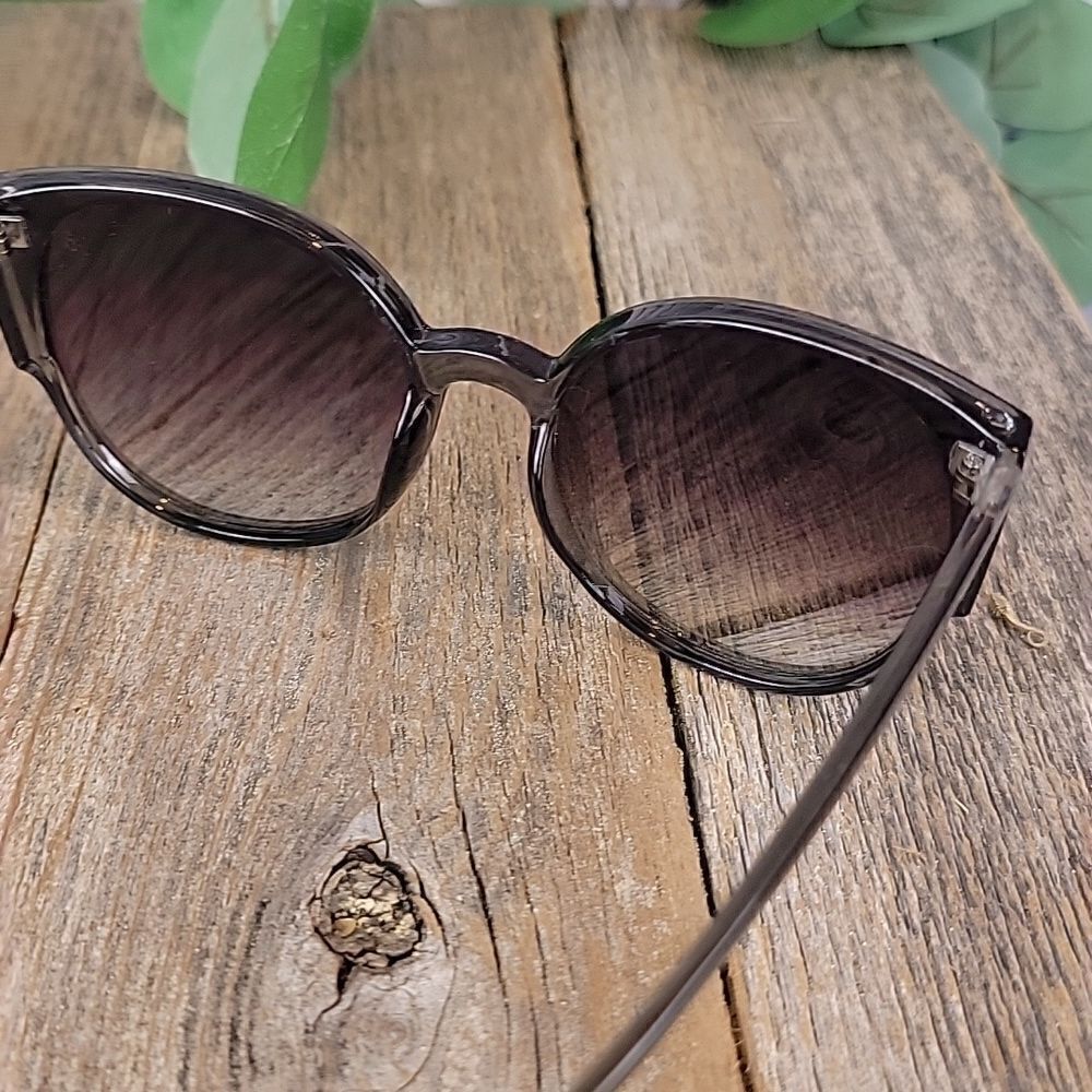 Sunglasses 2 assorted styles - Picture 3 of 11